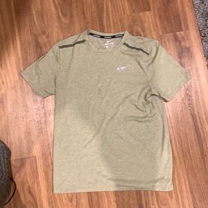 Breathable Men’s Dri Fit Nike Running Shirt-Size Medium